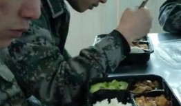 军哥哥吃瓜小助理免费阅读,揭秘军营里的欢乐时光